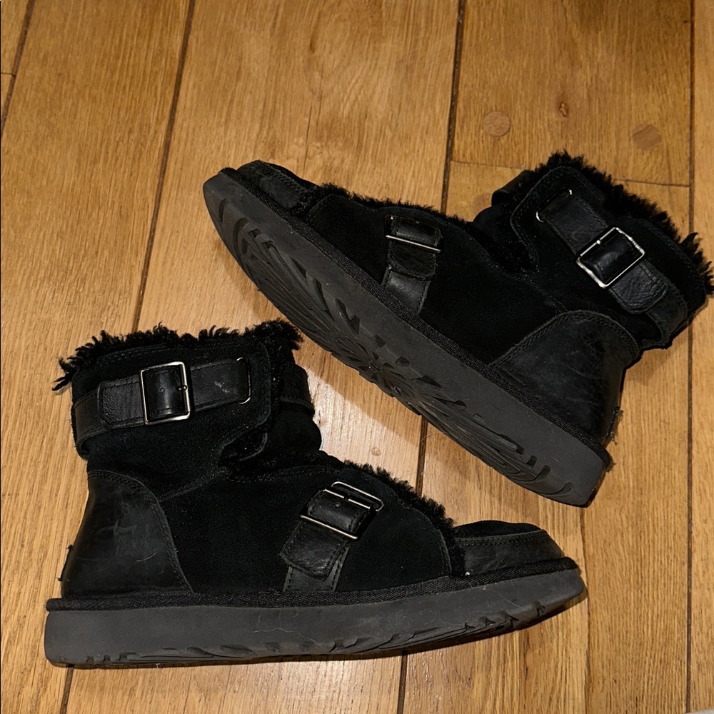 BLACK STRAP UGGS